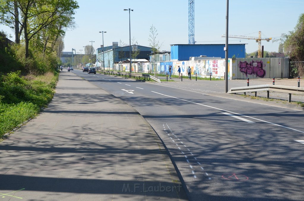 Schwerer VU PKW Rad Koeln Deutz Auenweg P15.JPG - Miklos Laubert